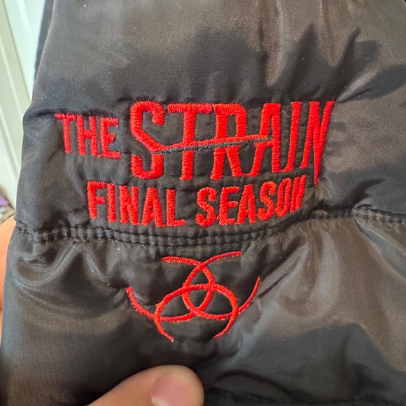 The Strain Final Season Cast & Crew Exclusive Puffer Jacket - Picture 2 of 4